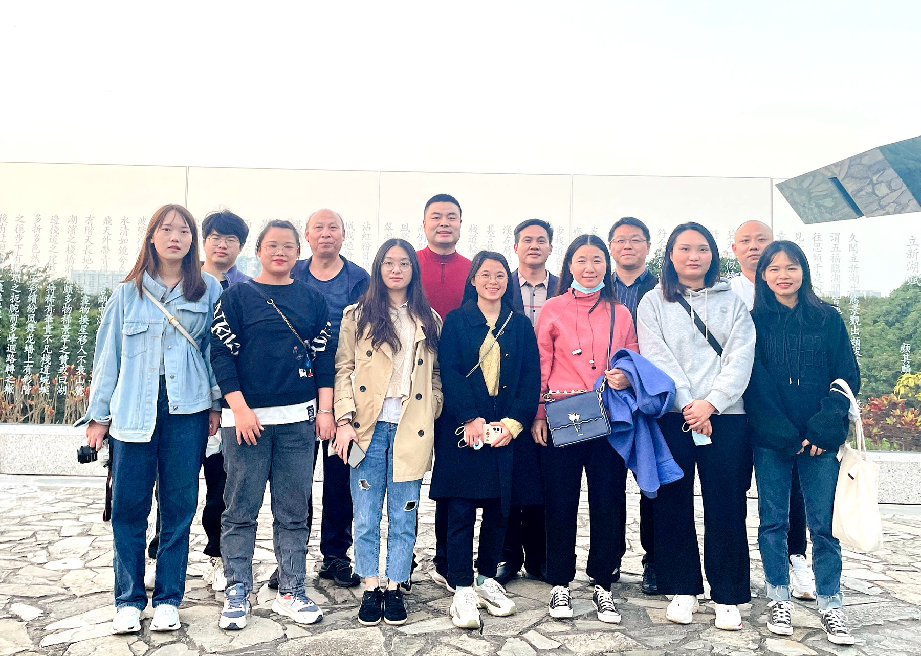 深圳分公司开展户外拓展训练活动合照.jpg