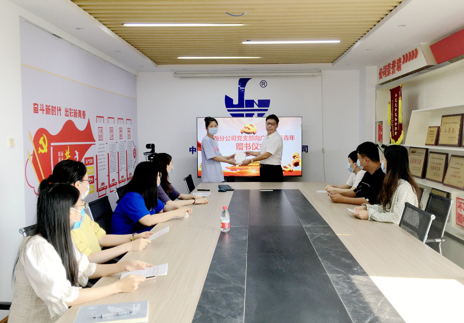 珠海分公司党支部开展赠书促学活动 1.jpg