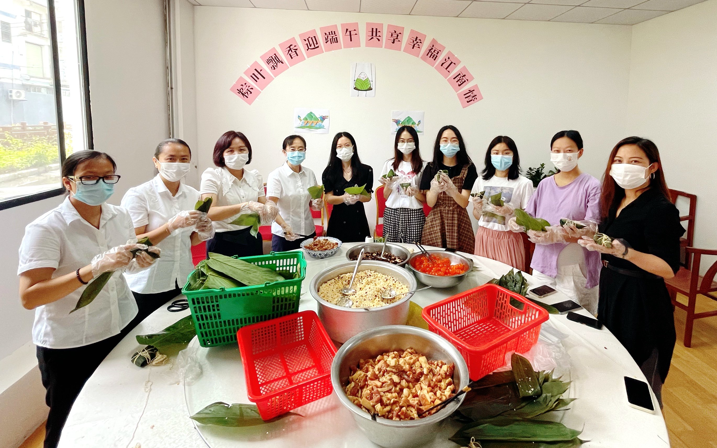 中煤江南驻信息港单位联合开展包粽子送祝福活动1.jpg
