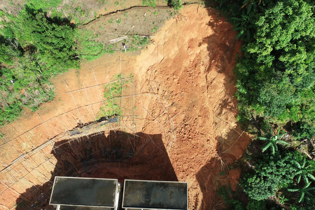 1-5图为巡查中发现在建地质灾害治理工程受强降雨影响出现崩塌.jpg