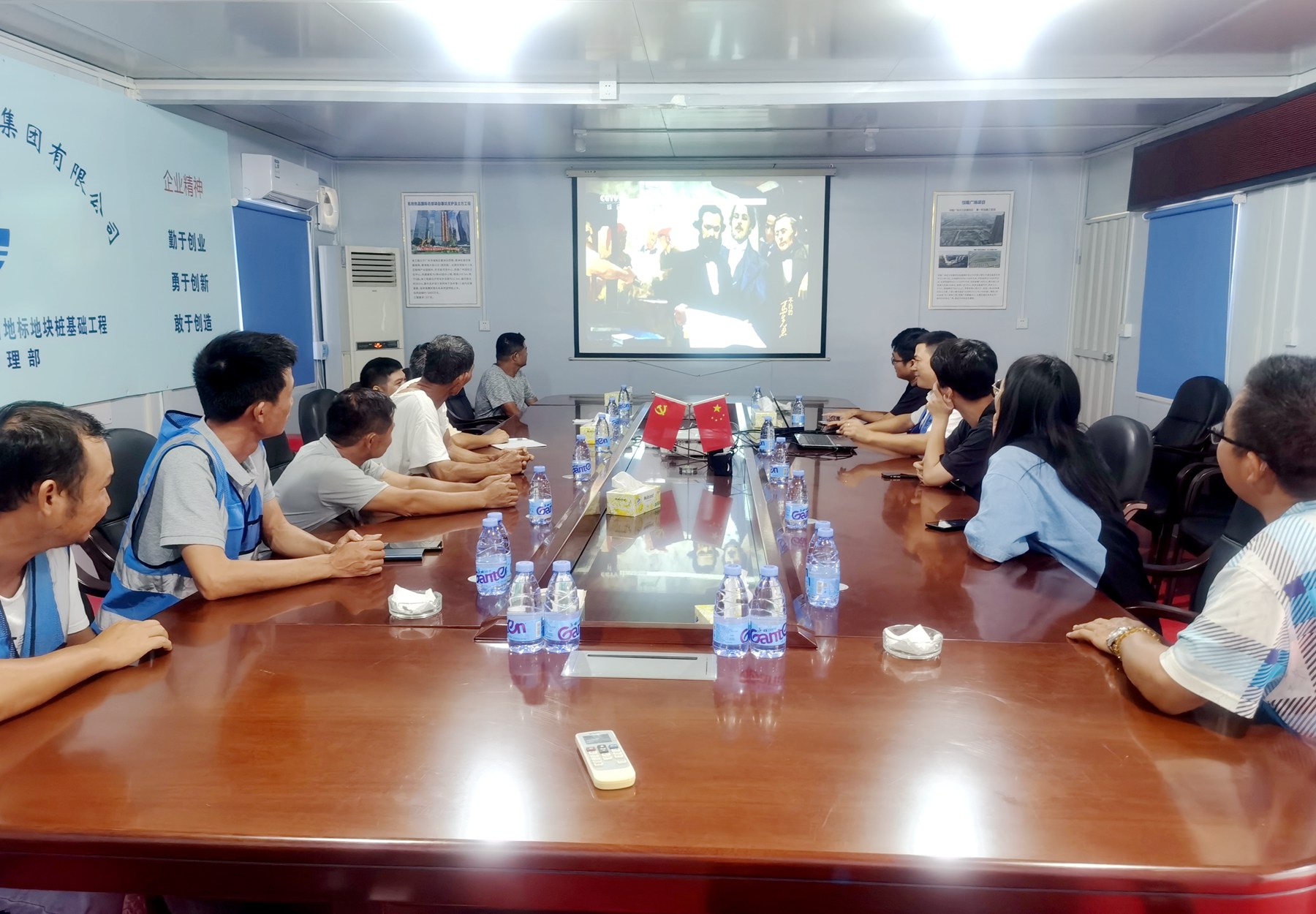 佛山分公司主题党日观影03.jpg