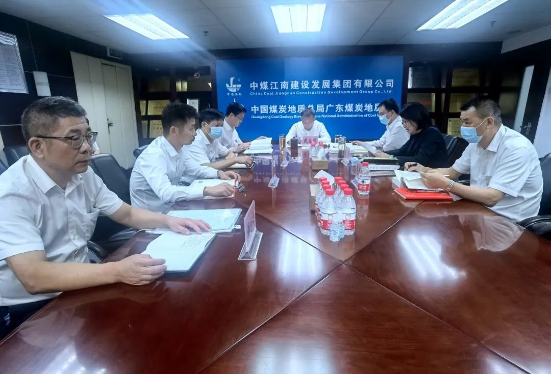 党委理论学习中心组集中学习《习近平谈治国理政》第四卷2.jpg