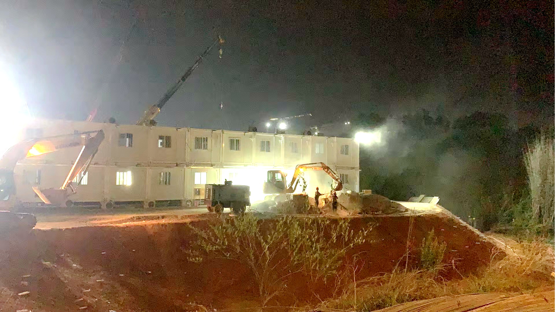 中煤江南深圳分公司全力支援中铁建工建设广州黄埔方舱医院4_副本.jpg