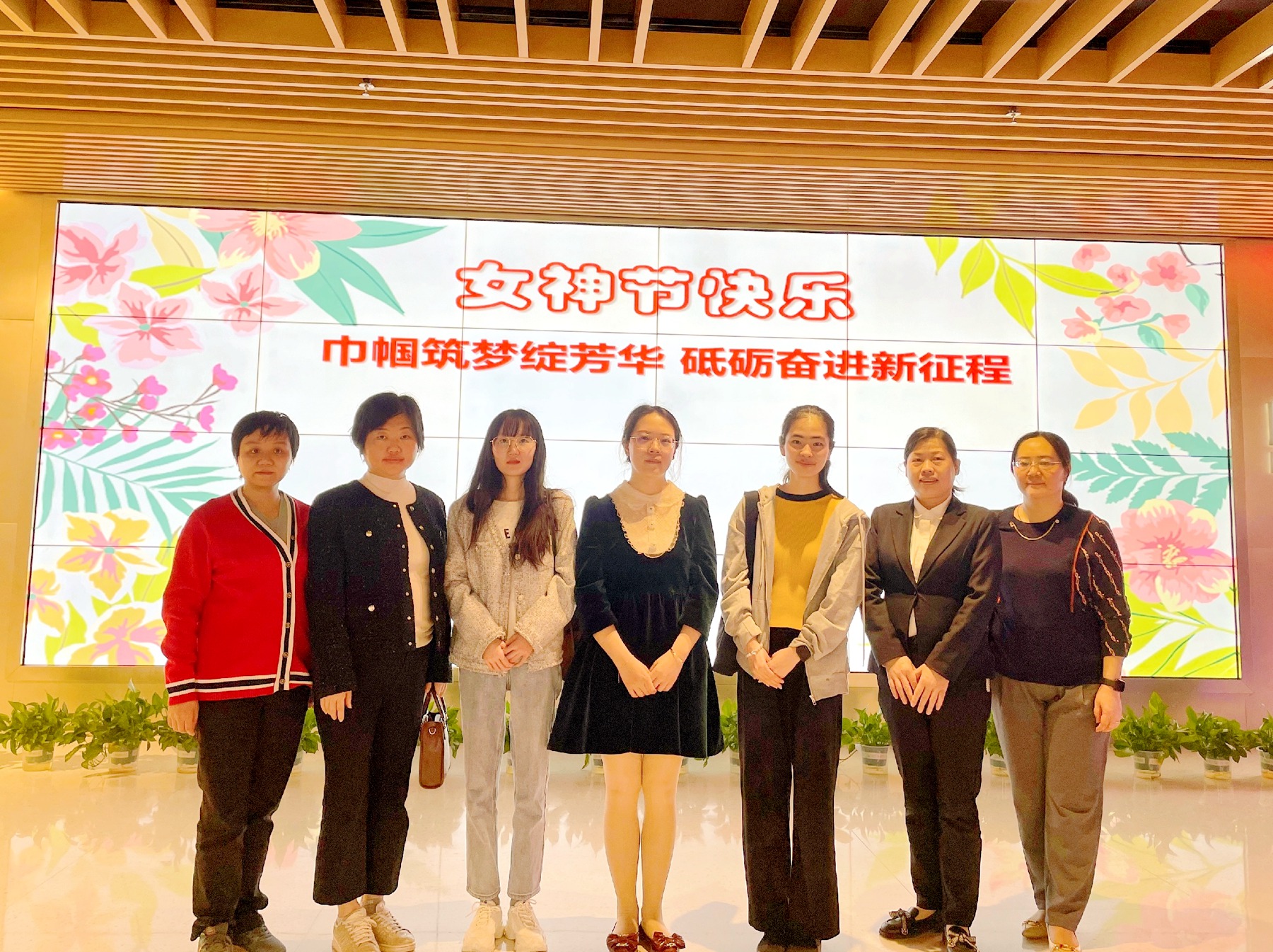 中心工会开展迎“三八”红色观影活动.jpg