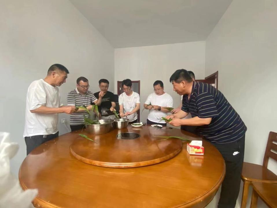 图片5 端午节包粽子.jpg