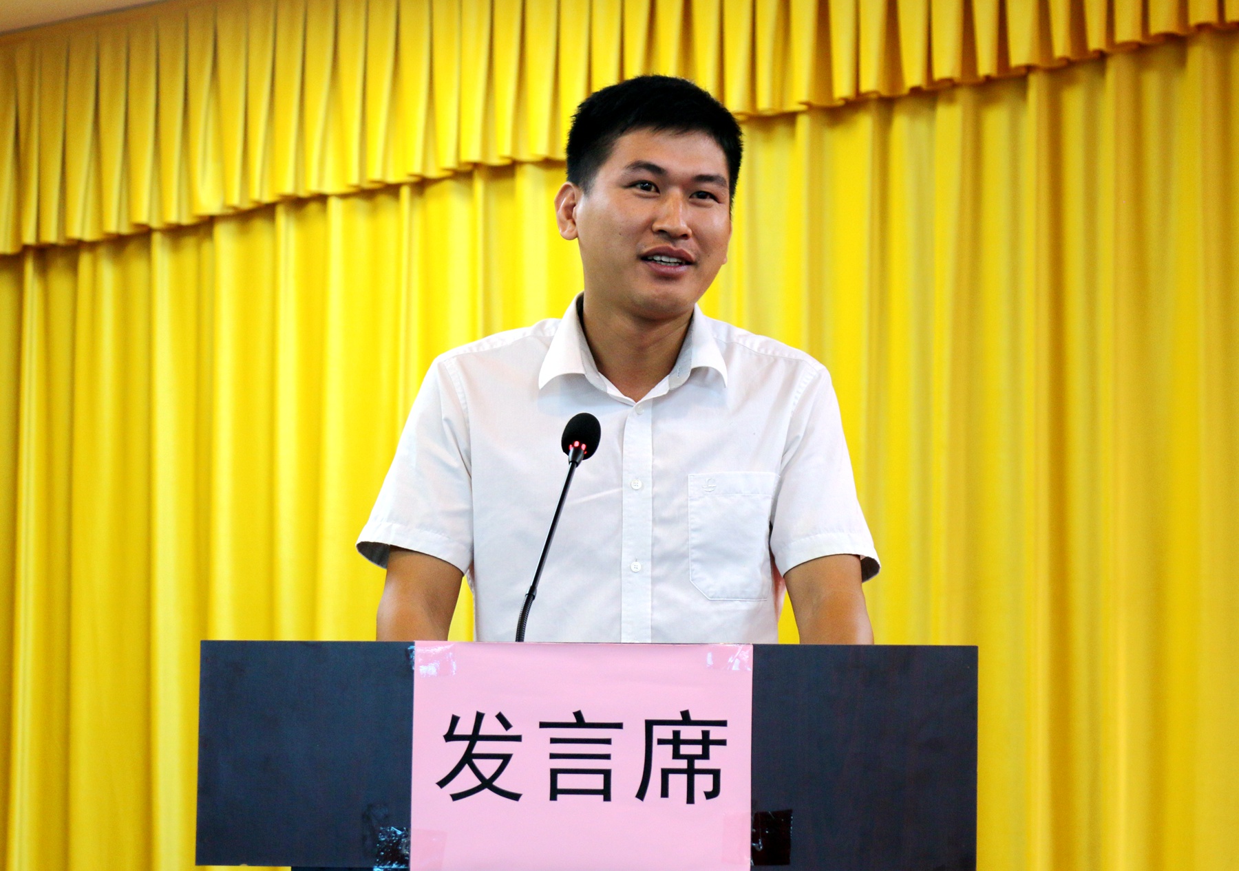 2.蓝育柱.jpg