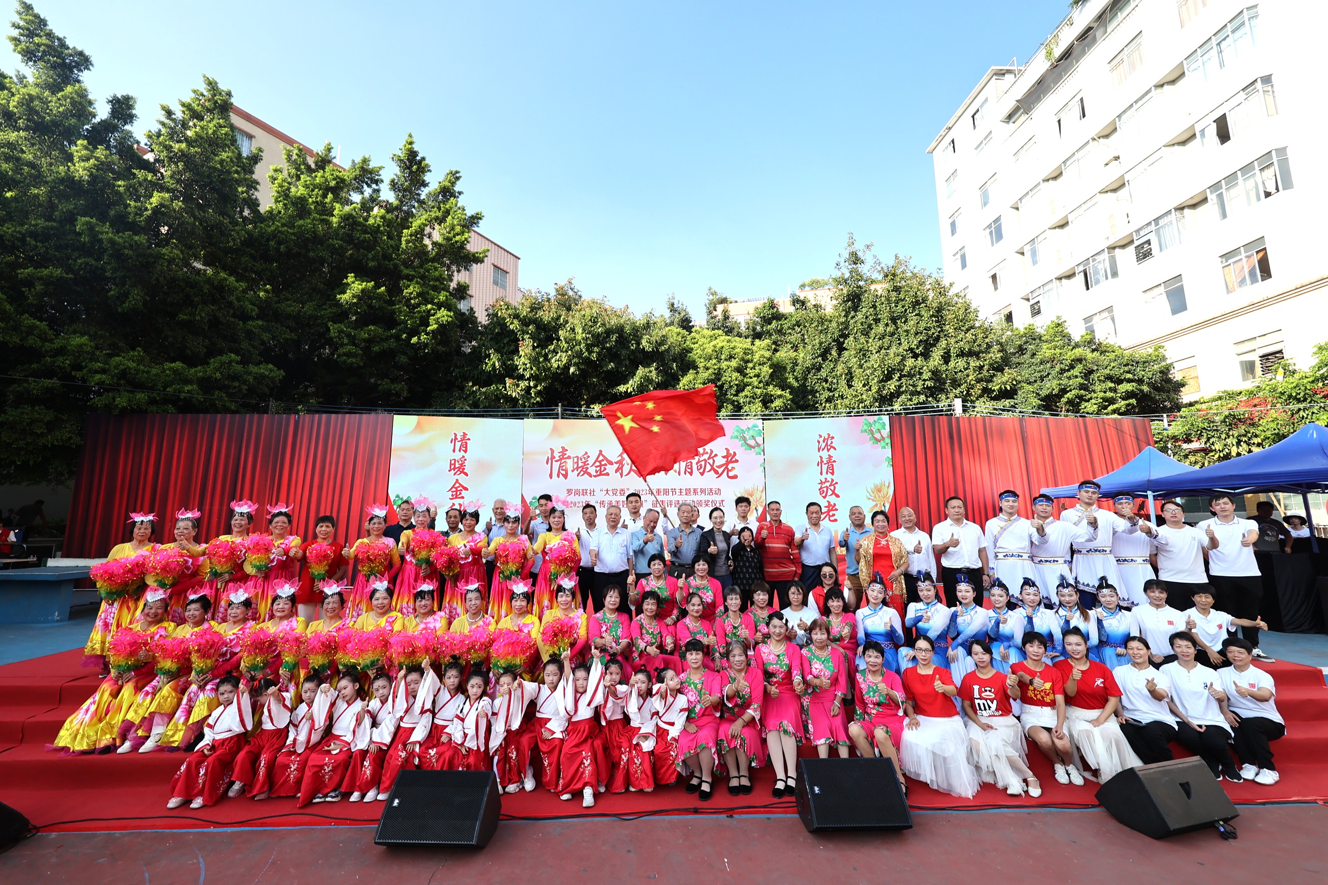中煤江南市政公司文艺志愿者应邀参加驻地社区“重阳节”文艺演出活动2.JPG