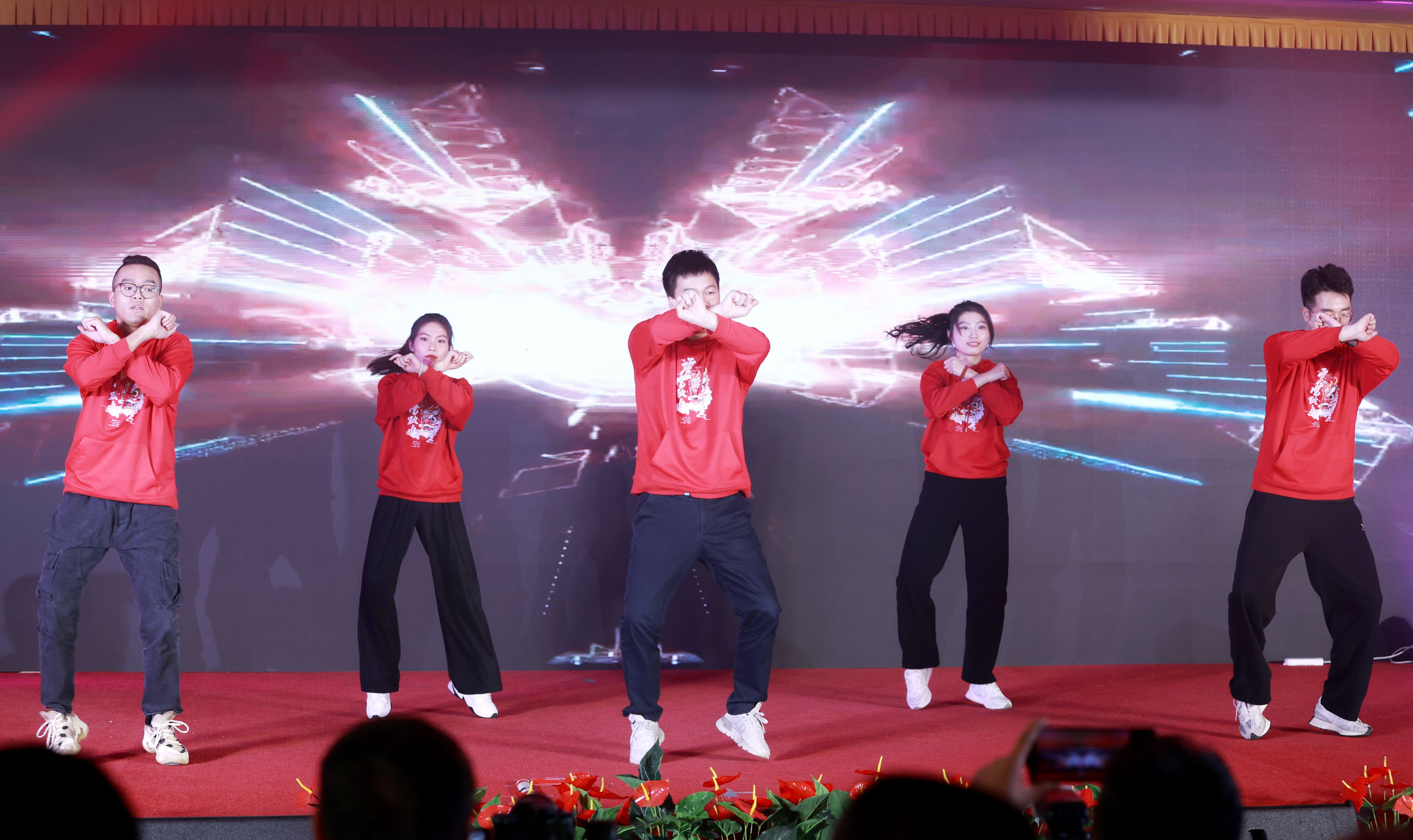 5.2.特种分公司现代舞《乘风破浪》.jpg