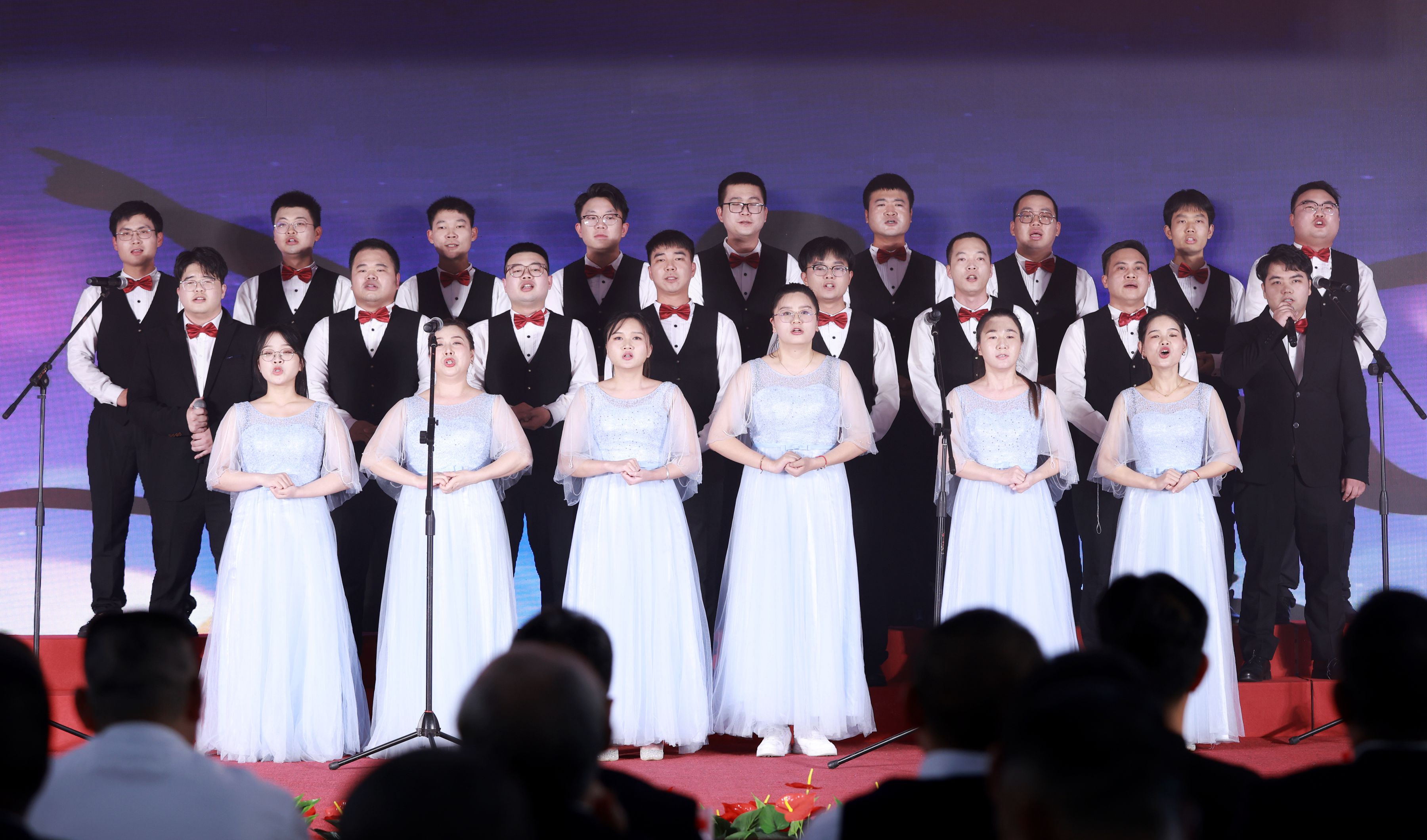 2.3.深圳分公司合唱《超越梦想》.jpg