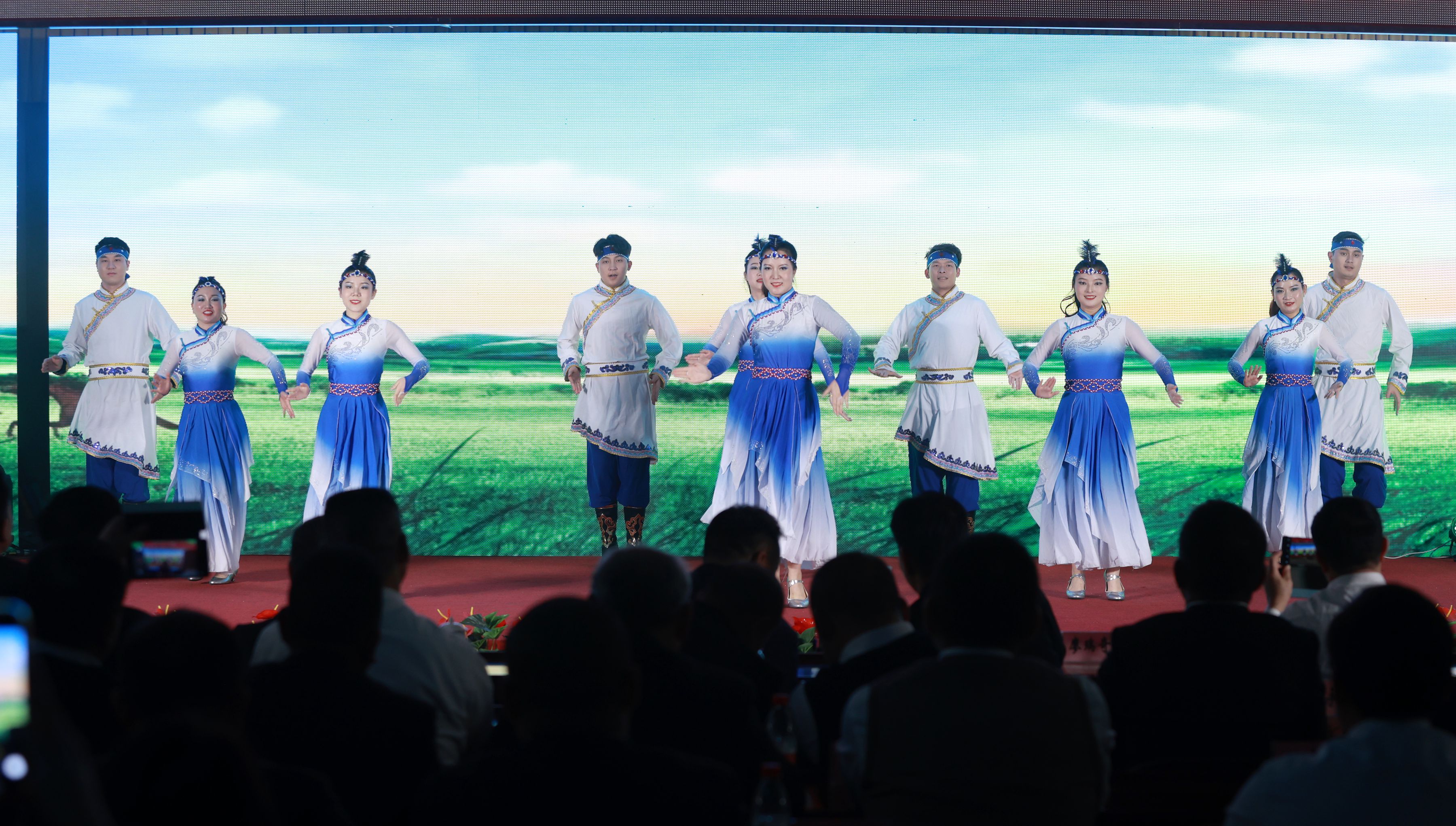 5.1.开发区分公司蒙古舞《蓝色的风》.jpg