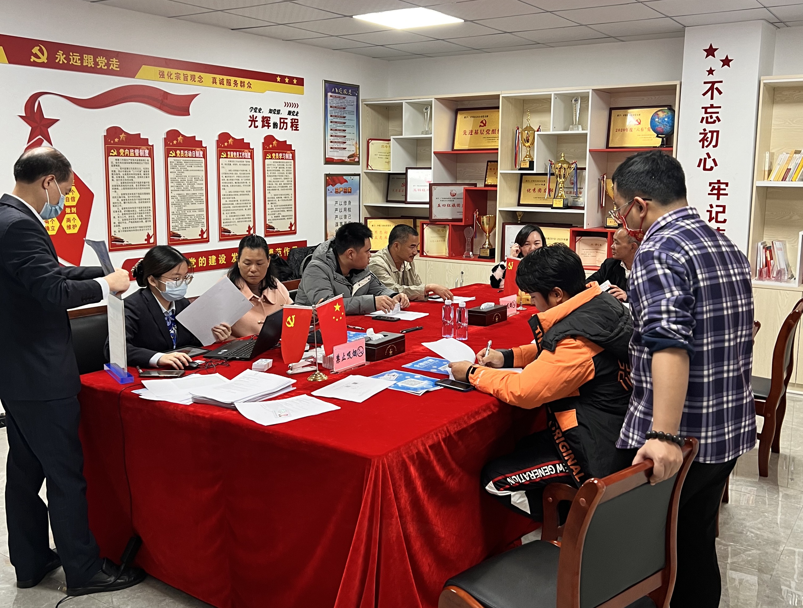 开发区分公司（市政公司）邀请中国建设银行上门为职工换发社保卡.jpg