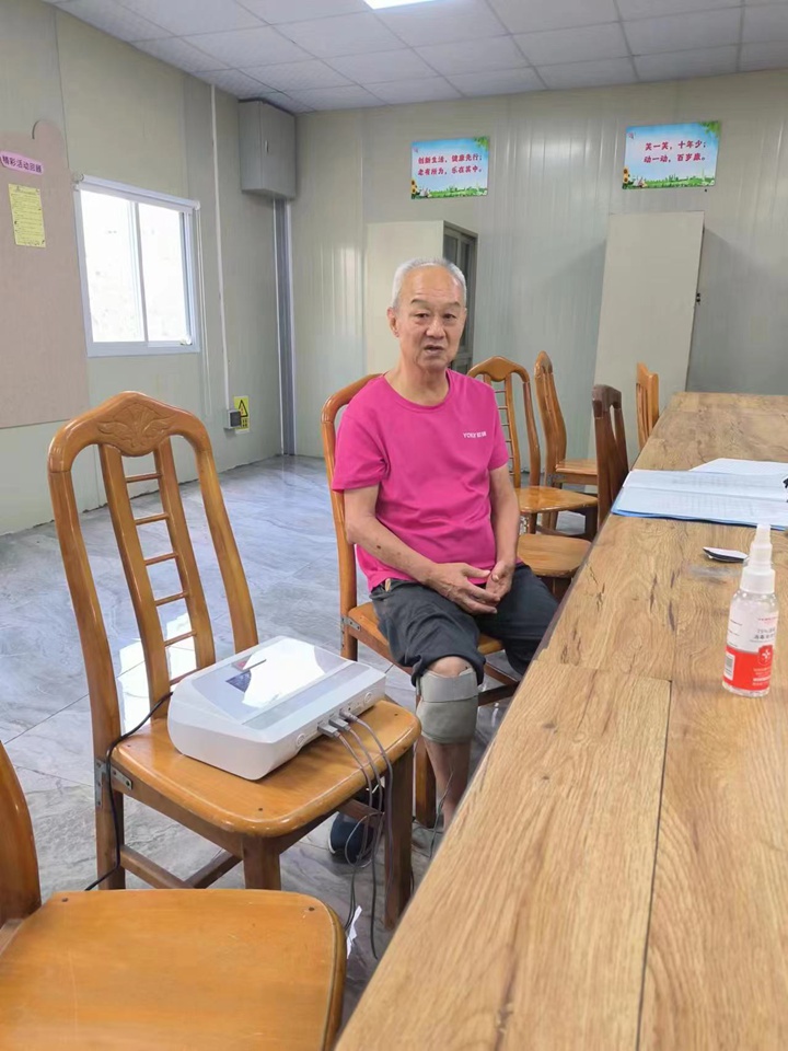 机关事务管理中心党支部开展“关爱长者，关注健康”中医理疗义诊活动4.jpg