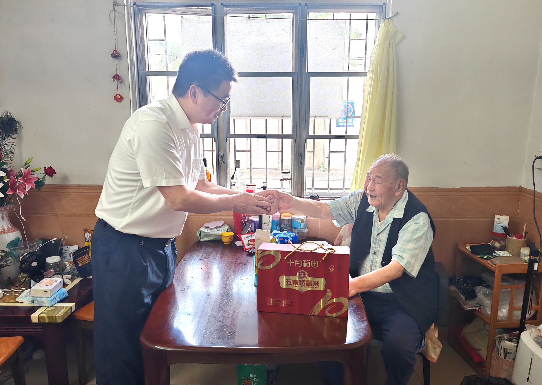 机关事务管理中心党支部慰问离退休退役军人4.jpg