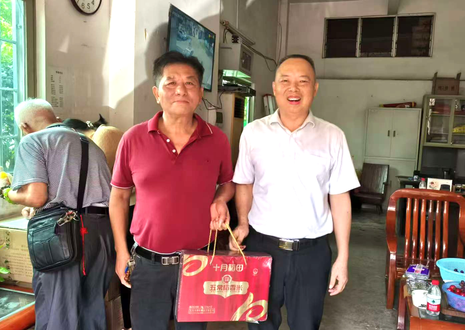 机关事务管理中心党支部慰问离退休退役军人3.jpg