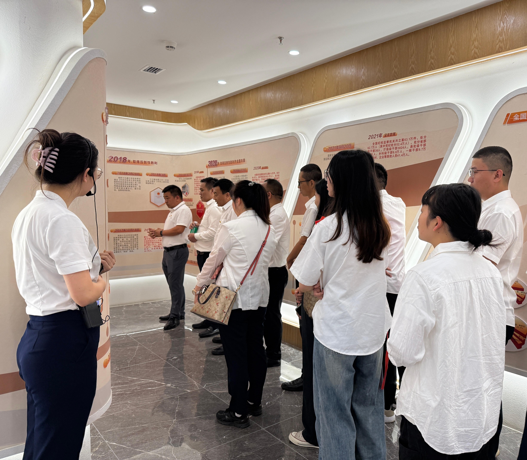2.深圳分公司党支部参观一楼展览厅.jpg
