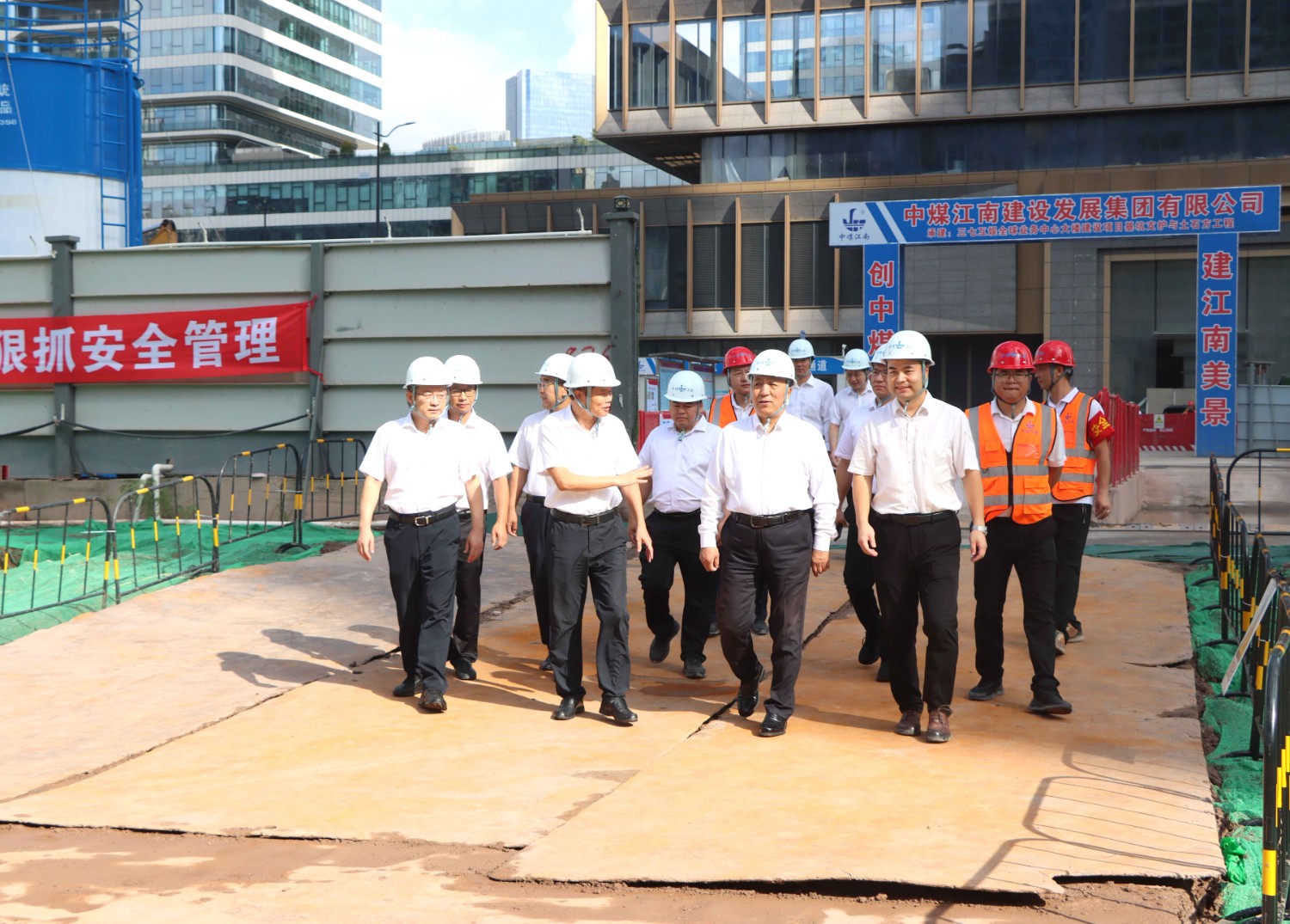 贾春曲到中煤江南（广东局）调研指导和督导检查“雷霆行动”工作3.jpg
