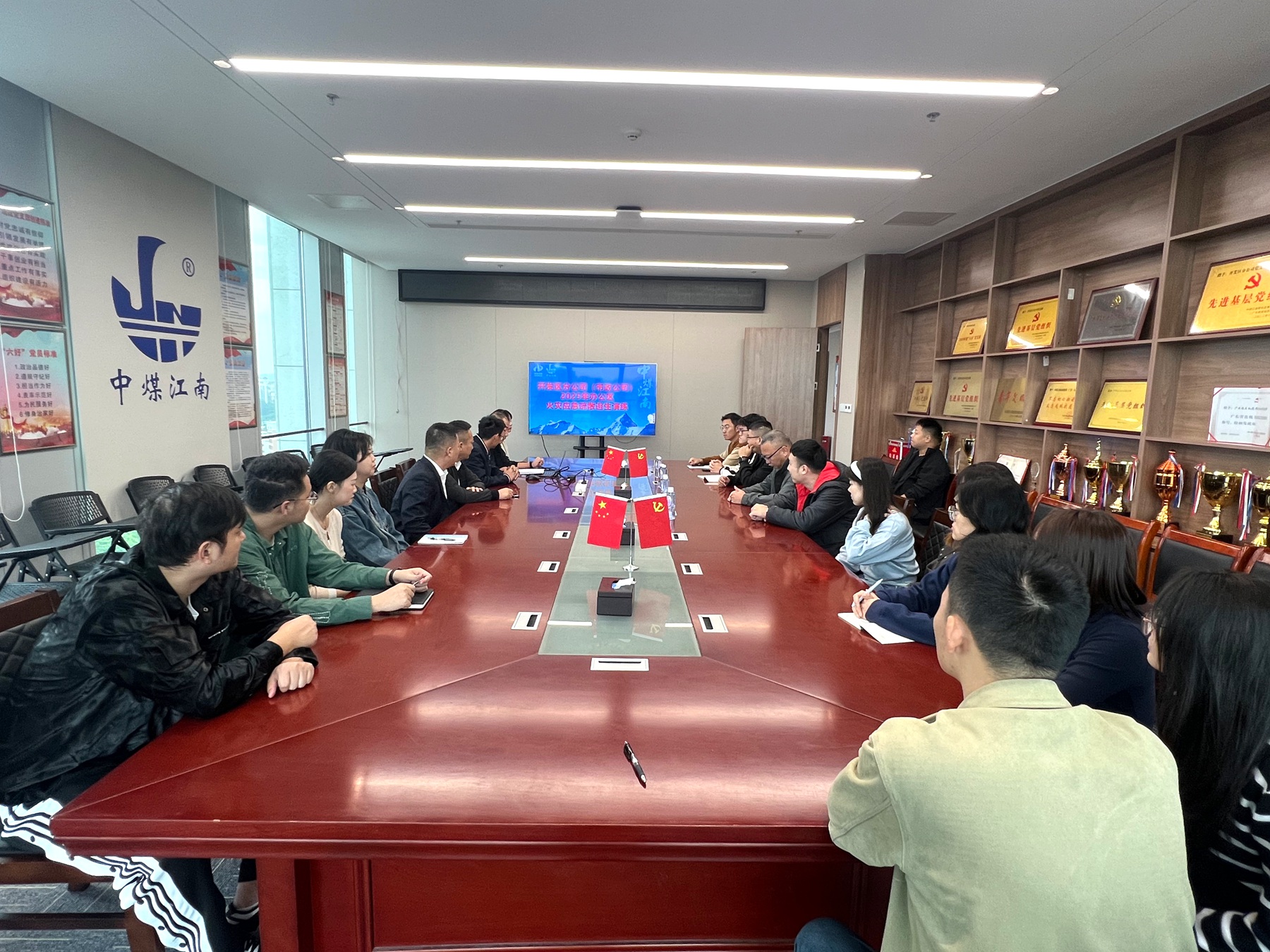 开发区分公司（市政公司）--以练筑防 以防筑基 开展新办公区域火灾应急疏散逃生培训演练3.JPG