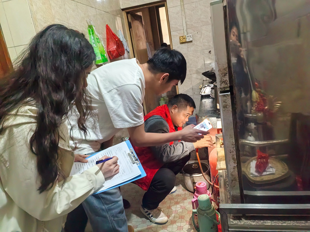 中煤江南志愿服务队开展“安心过大年 排查护邻里”志愿服务活动3.jpg